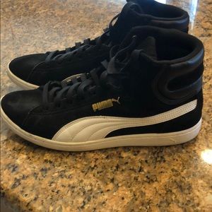 Puma black suede tennis shoes